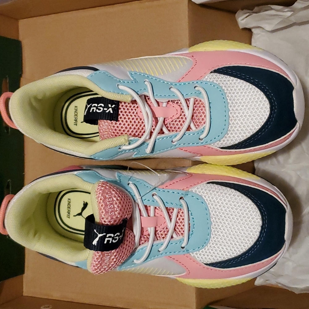 Kids Puma tennis shoe